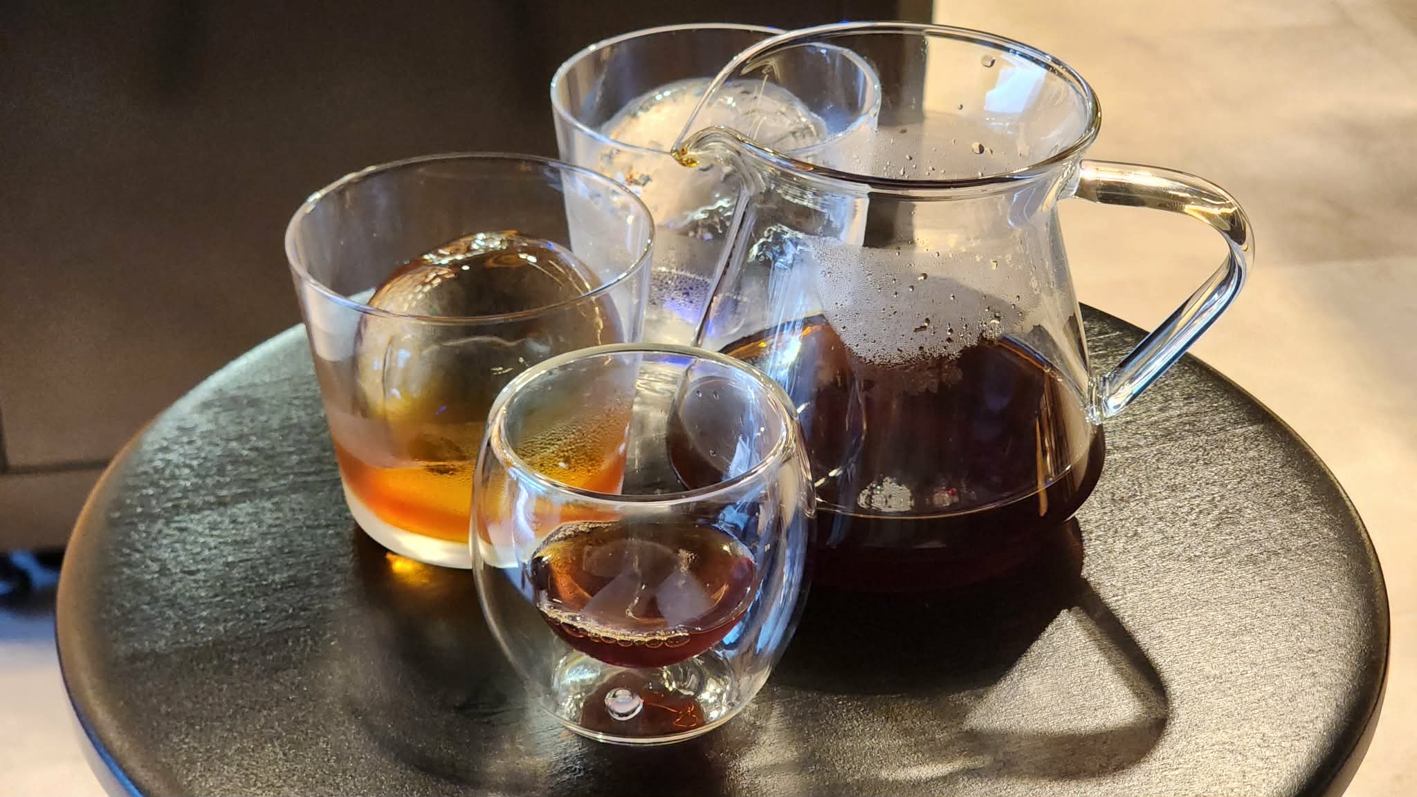 TWOMARU GINZAのグラスとコーヒー