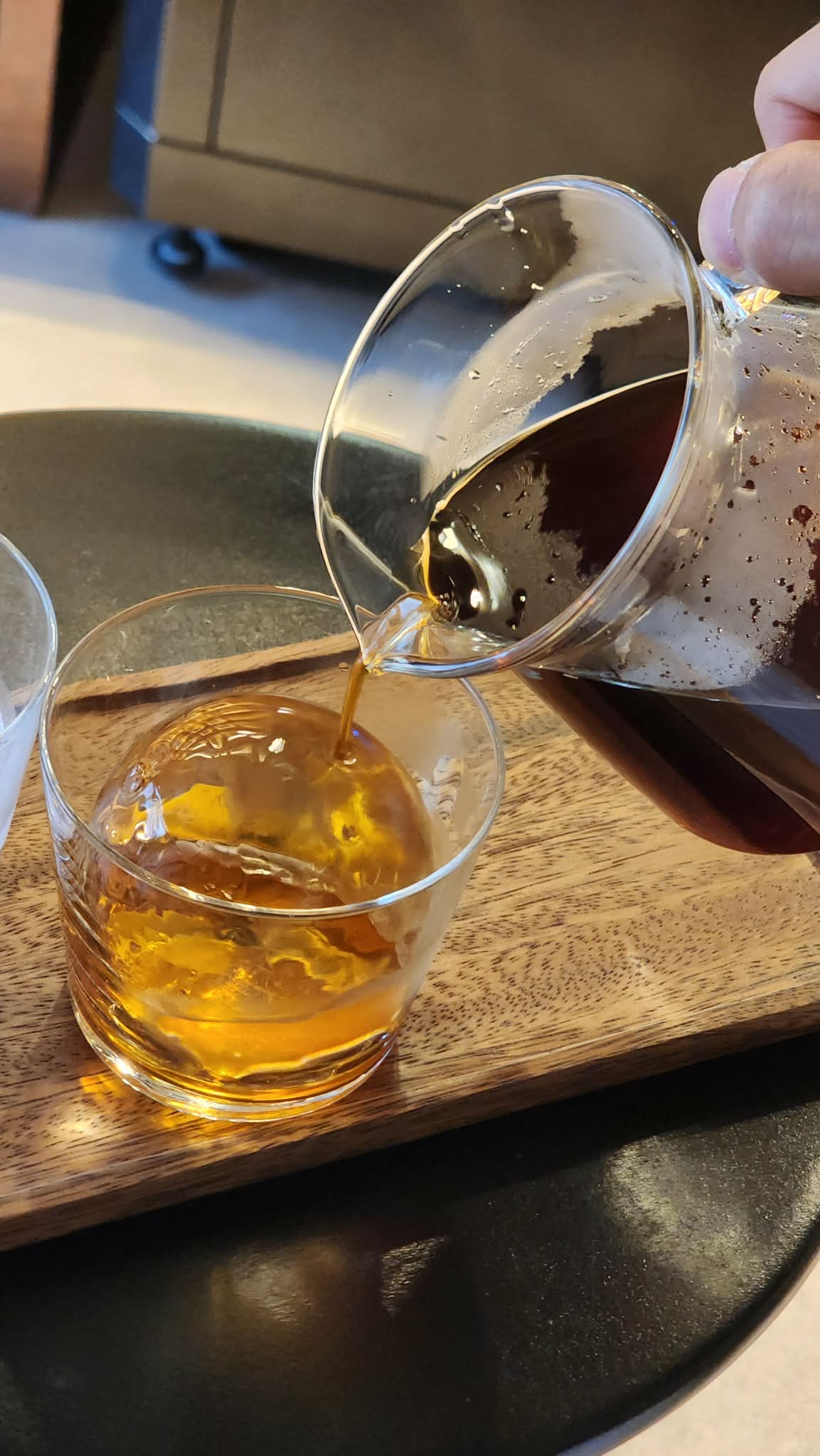 アイスボウルコーヒーへコーヒーを注ぐ様子