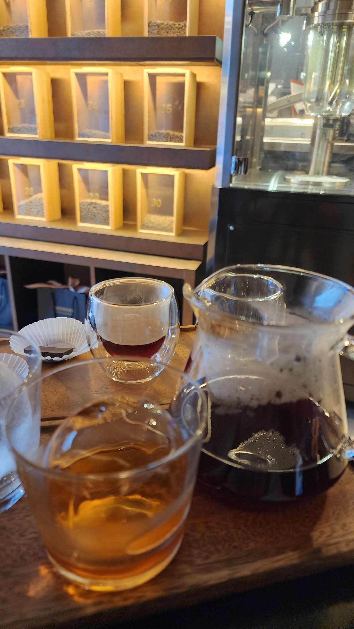 30 Aroma Libraryを背景にしたコーヒー提供風景